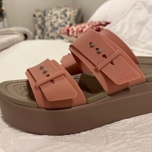 Crocs Woman’s Brooklyn Buckle Low Wedge PlatformSandals